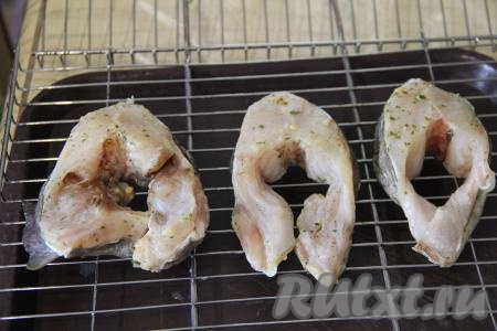 По прошествии времени выложить стейки зубатки на решётку.