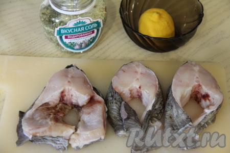 Стейки зубатки разморозить, обсушить бумажным полотенцем.&nbsp;Стейки можно купить готовые, а можно нарезать рыбку на стейки толщиной примерно 3 сантиметра.