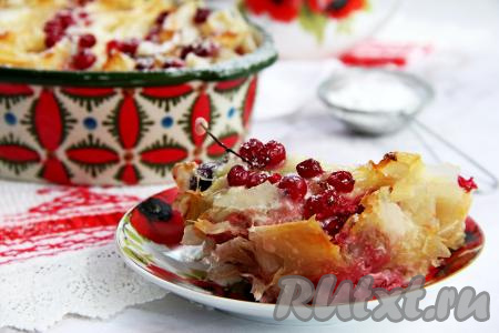 Готовую выпечку достать из духовки, дать остыть, а затем нежный, вкусный, воздушный пирог из теста фило с ягодами подать к столу.