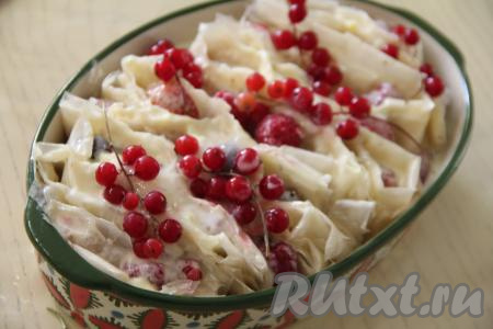 Я сверху положила пару веточек красной смородины.&nbsp;Поставить пирог в разогретую до 180 градусов духовку.