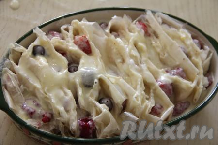 Сметанной заливкой равномерно покрыть сверху пирог из теста с фило с ягодами.