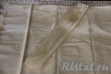 Лист теста, смазанный маслом, свернуть в гармошку шириной примерно 7 сантиметров. Аналогично, тщательно смазывая каждый лист маслом, сформировать гармошки из всех листов теста фило.