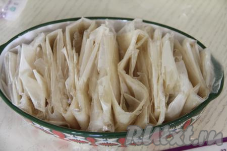 В форму для выпечки (я взяла керамическую форму размером 25 сантиметров на 13 сантиметров) поместить сложенные листы теста в виде гармошки, как на фото.&nbsp;