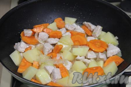 Обжарить индейку с овощами минут 15, время от времени перемешивая.&nbsp;