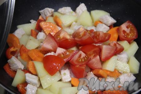 Вымытые помидоры, по желанию, очистить от кожуры. Помидоры нарезать на средние кусочки, добавить в сковороду. Перемешать и тушить рагу из индейки с овощами под крышкой 20 минут (морковка и картошка должны стать достаточно мягкими), иногда перемешивая. Я больше люблю не водянистое рагу, поэтому не добавляла воду, но можно при желании во время тушения добавить в сковороду 100-200 миллилитров воды.