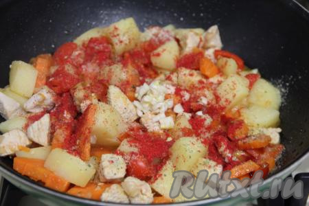 По прошествии 20 минут добавить в сковороду мелко нарезанный чеснок, соль и специи по вкусу, перемешать и томить рагу из индейки под крышкой минут 5-7 (до мягкости овощей), иногда помешивая.