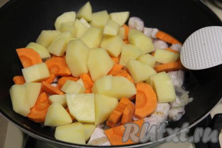 Морковь нарезать на полукружочки, картошку - на средние кусочки, добавить в сковороду к индейке, обжаренной с луком, перемешать.