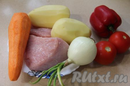 Подготовить продукты для приготовления рагу из индейки с овощами на сковороде. Я использовала филе грудки индейки, но можно взять и филе бедра. Мясо нужно промыть водой, обсушить. Картошку, лук, чеснок, морковь очистить. Очищенный картофель залить полностью водой, чтобы он не потемнел.