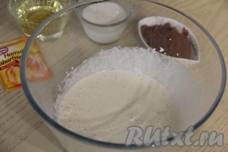 Перемешать яичную смесь венчиком в течение 3 минут.&nbsp;