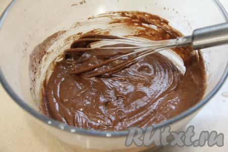 Частями добавляя оставшуюся муку и вмешивая её венчиком, замесить блестящее, однородное, в меру густое, как на фото, шоколадное тесто. Добавляя муку, ориентируйтесь на густоту теста, а не на указанное количество муки, ведь размер яйца, жирность молока, качество муки могут быть разными.