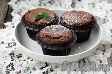 Готовые кексы достать из духовки, дать остыть и можно подавать их к столу. Поскольку я выпекала в бумажных формочках, поэтому в них и подавала к столу. Из силиконовых или железных формочек перед подачей кексы нужно вынуть. Я слегка присыпала кексы сахарной пудрой, но это по желанию.