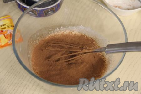 Добавить просеянное какао, перемешать венчиком до однородности.