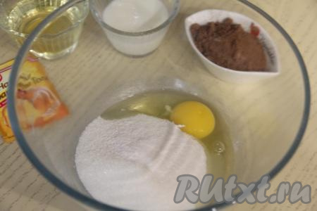 В миске, в которой будете замешивать тесто, нужно&nbsp;соединить сахар, ванильный сахар и яйцо.&nbsp;