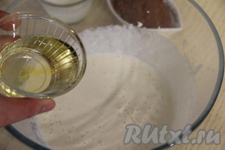 В миску с яичной смесью влить растительное масло, перемешать венчиком.