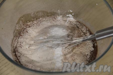 Всыпать грамм 100 просеянной муки, весь разрыхлитель и соль, перемешать венчиком.&nbsp;