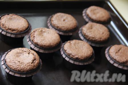 Выпекать кексы в духовке, разогретой до 180 градусов, минут 25-30. Для того чтобы проверить готовность, нужно сверху проколоть шоколадный кекс сухой деревянной шпажкой. Если после прокола на шпажке не останется следов теста, значит выпечка готова.&nbsp;