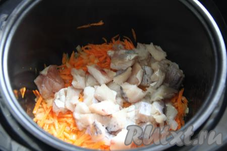 К обжаренным овощам выложить кусочки филе минтая, перемешать.&nbsp;