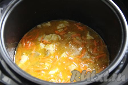 Влить 400 миллилитров воды комнатной температуры, перемешать, выставить режим "Плов" на 35 минут, крышку мультиварки закрыть. Оставить блюдо готовиться до звукового сигнала. Рис и воду я отмеряю одним стаканом, воды беру в 2 раза больше, чем риса. То есть, если я беру 1 стакан (185 грамм) риса, то добавляю 2 стакана (400 миллилитров) воды.