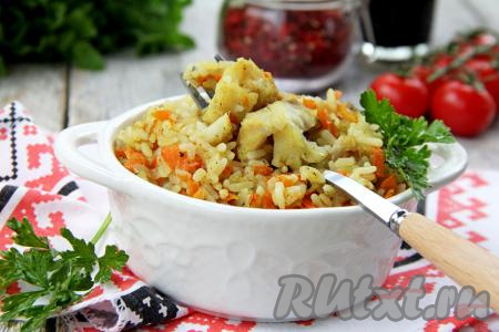 Рассыпчатый рис вместе с нежными кусочками минтая разложить из чаши мультиварки по тарелкам и в горячем виде подать вкусное, аппетитное, сытное блюдо к столу.&nbsp;