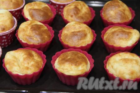 Формочки с тестом поставить на противень и отправить в духовку, разогретую до 180 градусов. Выпекать минут 35. Кексы хорошо поднимутся в процессе выпечки. Для того чтобы проверить готовность, нужно проколоть выпечку сверху сухой деревянной зубочисткой, если после прокола зубочистка останется сухой, без следов теста, значит творожные кексы готовы.&nbsp;