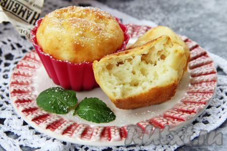 А вот как эти нежные, пористые кексы выглядят в разломе. Отличная творожная выпечка к чаю, попробуйте!