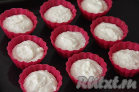 Тесто для кексов, замешанное на твороге и кефире, разложить по силиконовым формочкам, заполняя их чуть больше, чем на половину. Я разложила творожное тесто&nbsp;по 13 силиконовым формочкам. Силиконовые формочки перед выкладыванием теста можно маслом не смазывать.