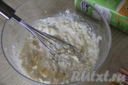 Перемешать массу венчиком до однородности.&nbsp;