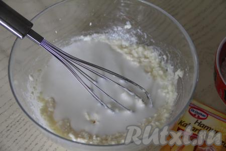 Затем влить кефир, тщательно перемешать венчиком.&nbsp;