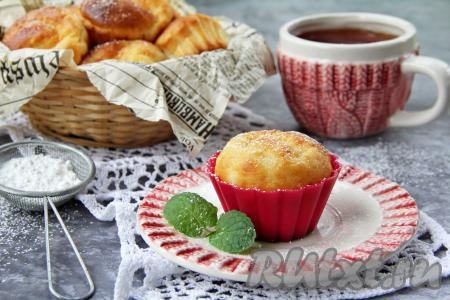 Готовую выпечку достать из духовки, дать немного остыть. А затем нежные, воздушные творожные кексы, замешанные на кефире, вынуть из силиконовых формочек и подать к столу.