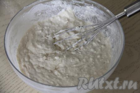 Частями добавляя оставшуюся муку в тесто для кексов и каждый раз полностью вмешивая её, замесить однородное, в меру густое тесто, как на фото. Добавляя муку, ориентируйтесь не на её количество, а на густоту замешиваемого теста, ведь жирность творога и кефира, размер яйца, качество муки могут быть разными.