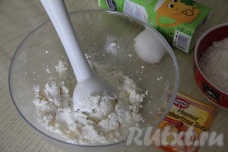 Пробить творог с сахаром и солью погружным блендером до однородности.