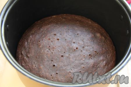 Установить чашу в мультиварку, закрыть крышку и выставить режим "Выпечка" на 1 час. После звукового сигнала мультиварки, сообщающего от окончании режима, нужно проверить готовность бисквита. Для того чтобы проверить готовность, нужно проколоть бисквит сверху сухой деревянной зубочисткой. Если зубочистка после прокалывания выпечки останется сухой, без следов теста, значит бисквит готов.