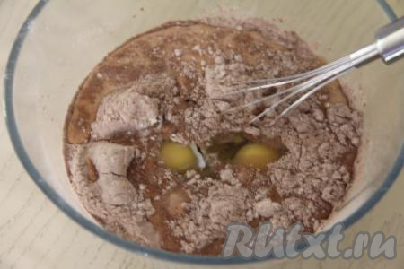 Сразу добавить сырые яйца, перемешать массу венчиком до однородности.