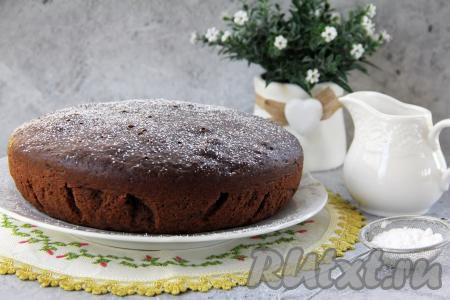 Чашу с шоколадным бисквитом достать из мультиварки. 3-5 минут остудить его в чаше, а затем аккуратно с помощью поддона для приготовления на пару (такой поддон входит в комплект мультиварки) вынуть выпечку из чаши, переложить на решётку, оставить до полного остывания. Остывший бисквит, замешанный на кипятке, выложить на плоскую тарелку, по желанию, присыпать сахарной пудрой и можно подавать к столу.