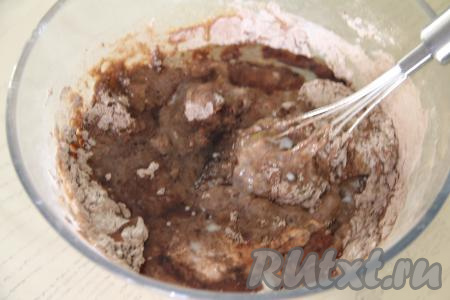 Влить в миску растительное масло, ещё раз перемешать.