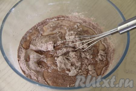 Затем в смесь сухих ингредиентов влить молоко.
