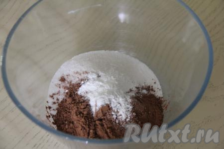 В миске соединить просеянную муку, какао, соду, сахар, соль и разрыхлитель. Благодаря добавлению и соды, и разрыхлителя, шоколадный бисквит получится более воздушным.