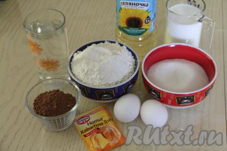 Подготовить продукты для приготовления в мультиварке шоколадного бисквита на кипятке.