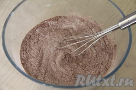 Перемешать сухие ингредиенты до получения однородной смеси.