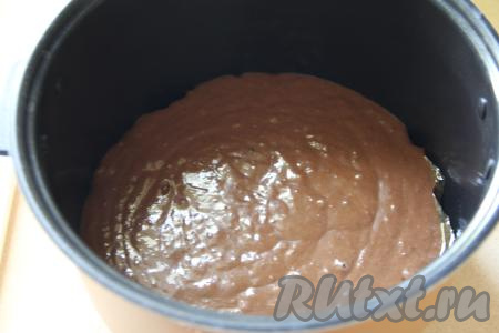 Из бумаги для выпечки вырезать круг, равный диаметру дна чаши мультиварки. Выложить этот круг на дно чаши мультиварки. Бумага нужна для того, чтобы бисквит не пристал ко дну в процессе выпечки. Смазать бока чаши и бумагу растительным маслом. Выложить шоколадно-бисквитное тесто в чашу мультиварки.
