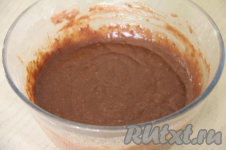 Заварное тесто для шоколадного бисквита должно получиться гладким, в меру густым, однородным, блестящим, напоминающим сметану средней густоты. Как только добились получения бисквитного теста нужной густоты, значит больше не нужно добавлять кипяток.