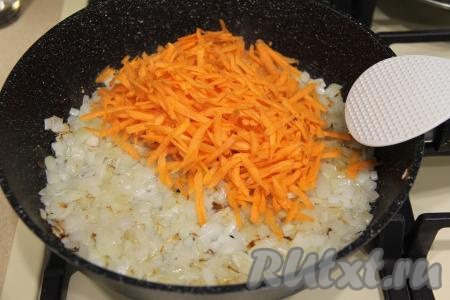 К луку, обжаренному до золотистости, добавить морковь, натёртую на крупной тёрке, перемешать.