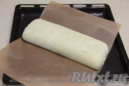 Подготовленный картофельный рулет с грибной начинкой переложить на противень, застеленный пергаментом (или ковриком) для выпечки.