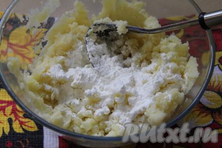 Тёплую картошку растолочь толкушкой до получения однородного пюре, если нужно, досолить по вкусу, всыпать крахмал.