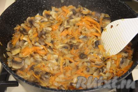 Обжарить шампиньоны с овощами в течение 10-12 минут (до готовности грибов), время от времени перемешивая. Затем снять с огня, дать немного остыть и начинка для картофельного рулета готова.