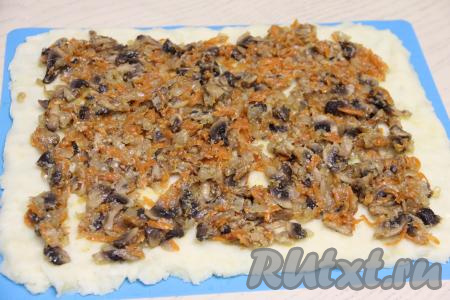 Равномерно выложить грибную начинку на картофельный пласт, отступив от краёв пласта по 1-2 сантиметра.