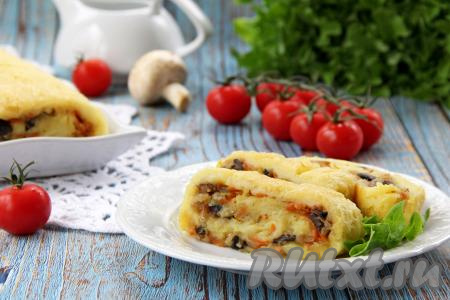 Готовый рулет достать из духовки, немного остудить и нарезать на кусочки.