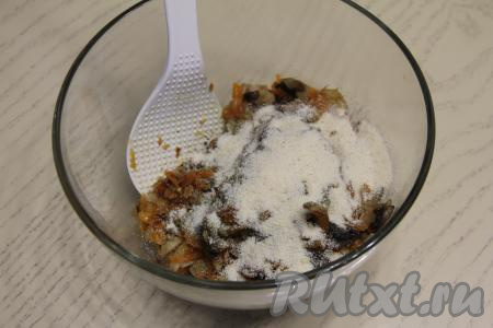 Сюда же всыпать манку.