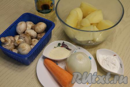 Подготовить продукты для приготовления картофельного рулета с грибами в духовке. Очищенную картошку выложить в кастрюлю, залить полностью водой, поставить на огонь, после закипания воды добавить соль по вкусу, уменьшить огонь и отварить картофель на небольшом огне до готовности (в течение минут 20-25), затем воду из кастрюли слить. Дать картофелю немного остыть. Шампиньоны промыть водой. Лук и морковь почистить.