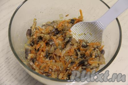 Перемешать грибную начинку и отставить в сторону.